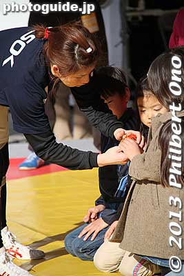 She even let one of the kids hold her gold medal.
Keywords: tokyo koto ward big sight marathon 2013 saori yoshida japansports