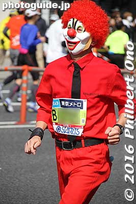 Sunny day on Feb. 27, 2016 for the annual Tokyo Marathon. Over 36,000 runners who started at 9 am. These pictures were taken near the 30km checkpoint, near Asakusabashi Station.
Keywords: tokyo marathon 2016 cosplayer runners costumes