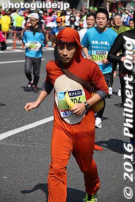 Year of the Monkey. This one has a banana.
Keywords: tokyo marathon 2016 cosplayer runners costumes