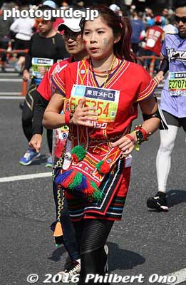 Taiwanese runner in some kind of ethnic costume with bells
Keywords: tokyo marathon 2016 cosplayer runners costumes