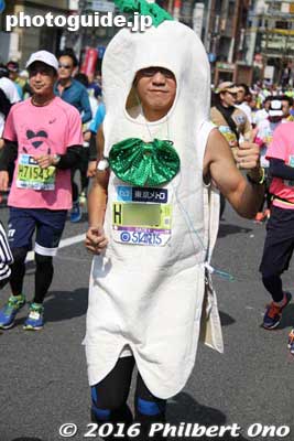 Daikon
Keywords: tokyo marathon 2016 cosplayer runners costumes