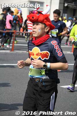 Beko bull (bobbing head) from Fukushima.
Keywords: tokyo marathon 2016 cosplayer runners costumes