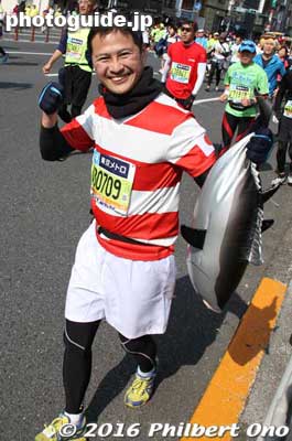 Carrying katsuo (bonito). Fake of course.
Keywords: tokyo marathon 2016 cosplayer runners costumes