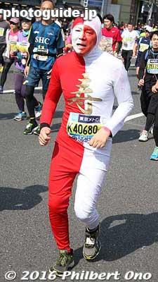 Red and white are auspicious colors in Japan.
Keywords: tokyo marathon 2016 cosplayer runners costumes