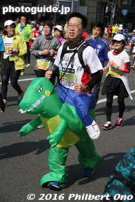 T-Rex from Taiwan.
Keywords: tokyo marathon 2016 cosplayer runners costumes
