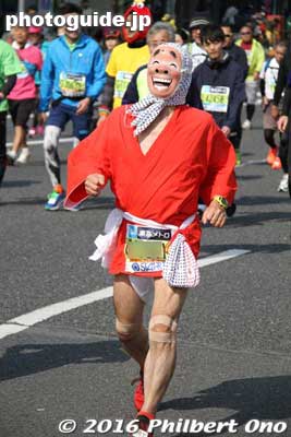 This guy's face sums up what I thought of the marathon today.
Keywords: tokyo marathon 2016 cosplayer runners costumes