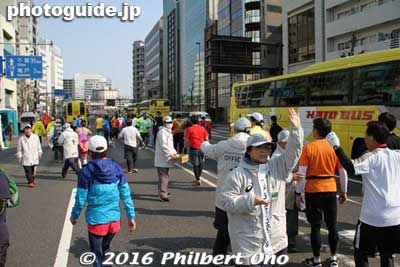 Buses standby at the 30 km checkpoint for those who couldn't make it in time.
Keywords: tokyo marathon 2016 cosplayer runners costumes