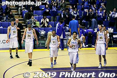 Shiga LakeStars return to court.
Keywords: tokyo setagaya komazawa gymnasium shiga lakestars apache bj league basketball game sports 