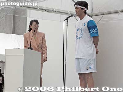 Nagashima Kazushige substitues for his father, baseball hero Nagashima Shigeo, who was hospitalized.
Keywords: tokyo athens 2004 olympic torch relay