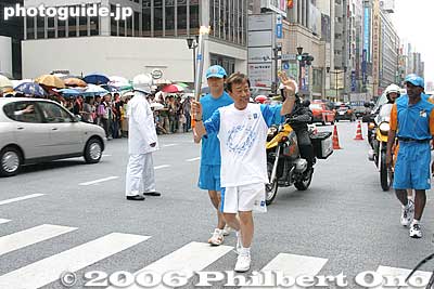 It's singer Hashi Yukio (wow).
Keywords: tokyo athens 2004 olympic torch relay