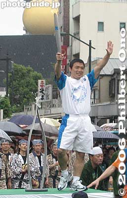 Koga Toshihiko (gold medalist in judo) carries the torch to Asakusa, in front of Kaminarimon Gate.
Keywords: tokyo athens 2004 olympic torch relay japanceleb