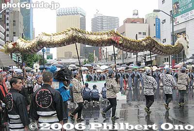 Asakusa-style welcome for the sacred Olympic flame. (Golden Dragon Dance)
Keywords: tokyo athens 2004 olympic torch relay