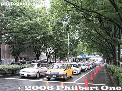Omotesando with path coned off for the torch runner
Keywords: tokyo athens 2004 olympic torch relay