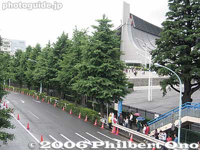Yoyogi Gymnasium
Torch relay path is coned off.
Keywords: tokyo athens 2004 olympic torch relay