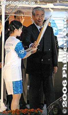 Ai-chan and Tokyo governor Ishihara Shintaro hold the torch together.
Keywords: tokyo athens 2004 olympic torch relay