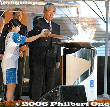 Ai-chan and Tokyo governor Ishihara Shintaro light the cauldron.
Keywords: tokyo athens 2004 olympic torch relay japanceleb