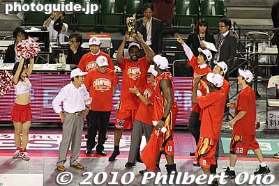 bj league championship trophy held high.
Keywords: tokyo koto-ku ward ariake Coliseum bj league pro basketball osaka evessa higashi-mikawa hamamatsu phoenix