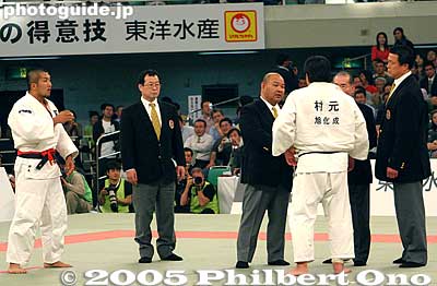 Break to treat Marumoto's bleeding nose.
Keywords: tokyo budokan kudanshita judo keiji suzuki