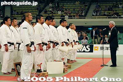 Closing ceremony
Keywords: tokyo budokan kudanshita judo keiji suzuki