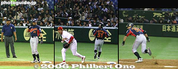 Right to left: Ichiro hits and reaches 1st base.
Keywords: tokyo dome world baseball classic