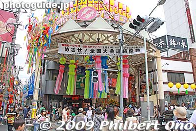 Entrance to Asagaya Pearl Center. Originally, it had no roof. But in 1962, a roof was built, making it indoors and convenient for tthe tanabata festival.
Keywords: tokyo suginami-ku asagaya tanabata matsuri festival star 