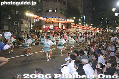 It is most crowded along the large avenues. The crowd is several rows deep. Those in the front are expected to sit down.
Keywords: tokyo suginami-ku koenji awa odori dance