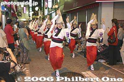 The dance troupes come from in and out of town. A few from Tokushima as well as Kanagawa, Chiba, Shizuoka, and other prefectures. Edokko-ren 江戸っ子連
Keywords: tokyo suginami-ku koenji awa odori dance