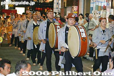 Taiko drummers
Keywords: tokyo suginami-ku koenji awa odori dance festival matsuri woman women kimono