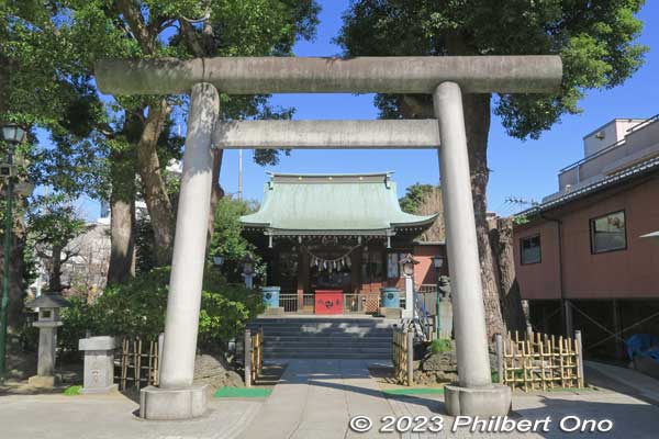 Omurai Katori Shrine's second torii and main worship hall.
Keywords: tokyo sumida-ku omurai katori jinja shrine