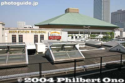 The Kokugikan as seen from JR Ryogoku Station platform.
Keywords: tokyo sumida-ku ryogoku kokugikan sumo japankokugikan