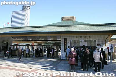 Kokugikan ticket office (right). Ticket prices range from 2,100 yen to 14,300 yen.
Keywords: tokyo sumida-ku ryogoku kokugikan sumo japankokugikan