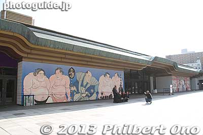 After you go through the ticket gate, the front of Kokugikan has two large murals.
Keywords: tokyo sumida-ku ryogoku kokugikan sumo japankokugikan