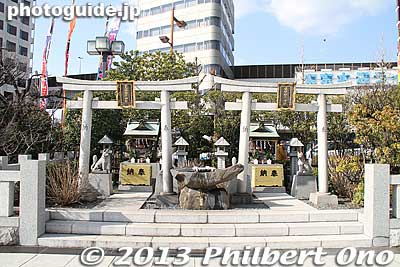 Two small shrines outside.
Keywords: tokyo sumida-ku ryogoku kokugikan sumo japankokugikan