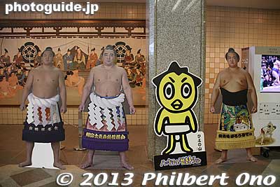 In the entrance hall are life-size cutouts of the top wrestlers.
Keywords: tokyo sumida-ku ryogoku kokugikan sumo japankokugikan