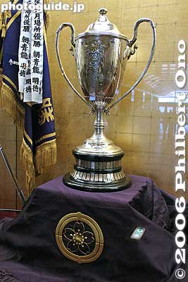 Emperor's Cup. This is what all sumo wrestlers dream about.
Keywords: tokyo sumida-ku ryogoku kokugikan sumo