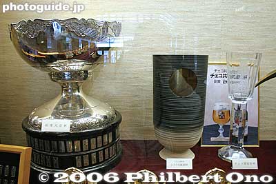 Prime Minister's Cup on left, the middle is the President Chirac Award from France, and the glass on the right is a prize from the Czech Republic.
President Chirac is a sumo fan. There is also a Czech wrestler in the lower division.
Keywords: tokyo sumida-ku ryogoku kokugikan sumo japankokugikan