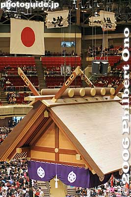 Shinto-style roof. If the house is full, the "Full House" banners are rolled down above the roof. (Now rolled up.)
Keywords: tokyo sumida-ku ryogoku kokugikan sumo japankokugikan