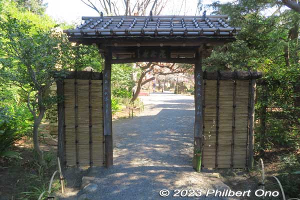 After paying admission, go through this Garden Gate to enter the garden. 庭門
Keywords: tokyo sumida-ku Mukojima Hyakkaen Garden
