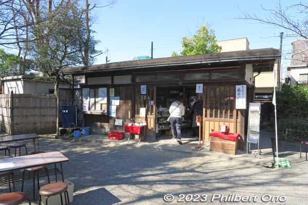 Small gift shop and cafe with outdoor seating. 売店
Keywords: tokyo sumida-ku Mukojima Hyakkaen Garden