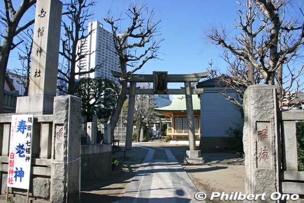 Near Mukojima Garden is Shirahige Shrine in Higashi Mukojima, Sumida-ku, Tokyo. Dedicated to the God of Longevity, it's one of the Sumidagawa Seven Gods of Good Fortune. 白鬚神社
Keywords: tokyo sumida-ku Mukojima Sumidagawa Seven Gods of Good Fortune