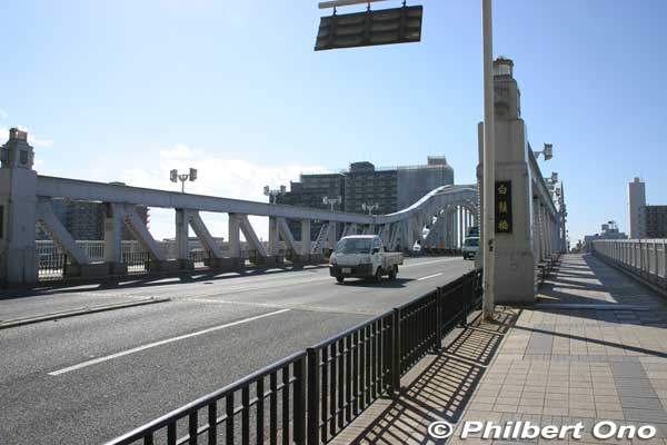 Also near Mukojima Hyakkaen Garden  is Shirahige Bridge crossing Sumida River to Taito Ward (left side) and Arakawa Ward (right side). The road leads to Minowa and Minami-Senju.
Keywords: tokyo sumida-ku Mukojima Shirahige Bridge Sumida River