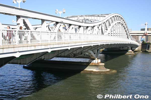 Shirahige Bridge over Sumida River is on the border of three wards: Sumida, Taito, and Arakawa. The original bridge was wooden built in 1914. It was a toll bridge, but didn't do well business wise due to watashi-bune commuter boats in the same area.
Keywords: tokyo sumida-ku Mukojima Shirahige Bridge Sumida River