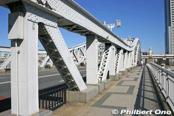 Shirahige Bridge over Sumida River. The original wooden bridge survived the 1923 Kanto earthquake, but Tokyo government bought the bridge in 1925 and rebuilt it in 1931.
Keywords: tokyo sumida-ku Mukojima Shirahige Bridge Sumida River