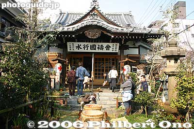 Shrine hall
Keywords: tokyo sumida-ku cold water bath shinto priest
