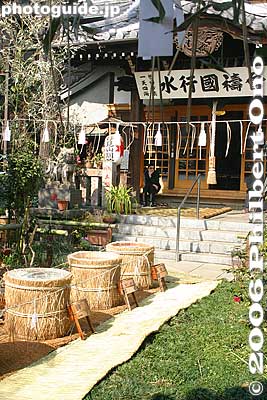 Barrels of cold water in front of shrine
Keywords: tokyo sumida-ku cold water bath shinto priest