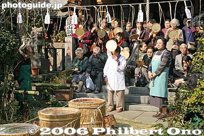 The congregation gather on the steps and beat fan-shaped drums.
Keywords: tokyo sumida-ku cold water bath shinto priest