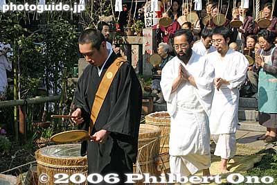Priests appear
Keywords: tokyo sumida-ku cold water bath shinto japanpriest