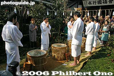 Keywords: tokyo sumida-ku cold water bath shinto priest