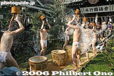 Priests splash cold water over themselves at the Nose Myokenzan Betsuin in Sumida-ku, Tokyo
Keywords: tokyo sumida-ku cold water bath shinto japanpriest matsuri2 tokyomatsuri