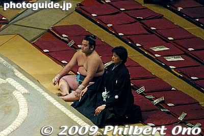 The sumo matches have five judges (shinpan), dressed in formal black kimono, sitting on each of the four sides of the sumo ring. There is also a referee (gyoji) on the ring. This is former yokozuna Takanohana who has lost much weight and looks like a kid.
Keywords: tokyo sumida-ku ward ryogoku kokugikan sumo ozumo rikishi wrestlers japankokugikan